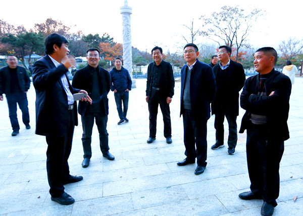 图为企业家们参观由农场企业家宁春义先生建设的御园欢乐谷项目